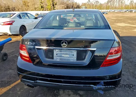 2012 Mercedes-Benz C 250 z USA, uszkodzony, nr VIN WDDGF4HB8CR213522